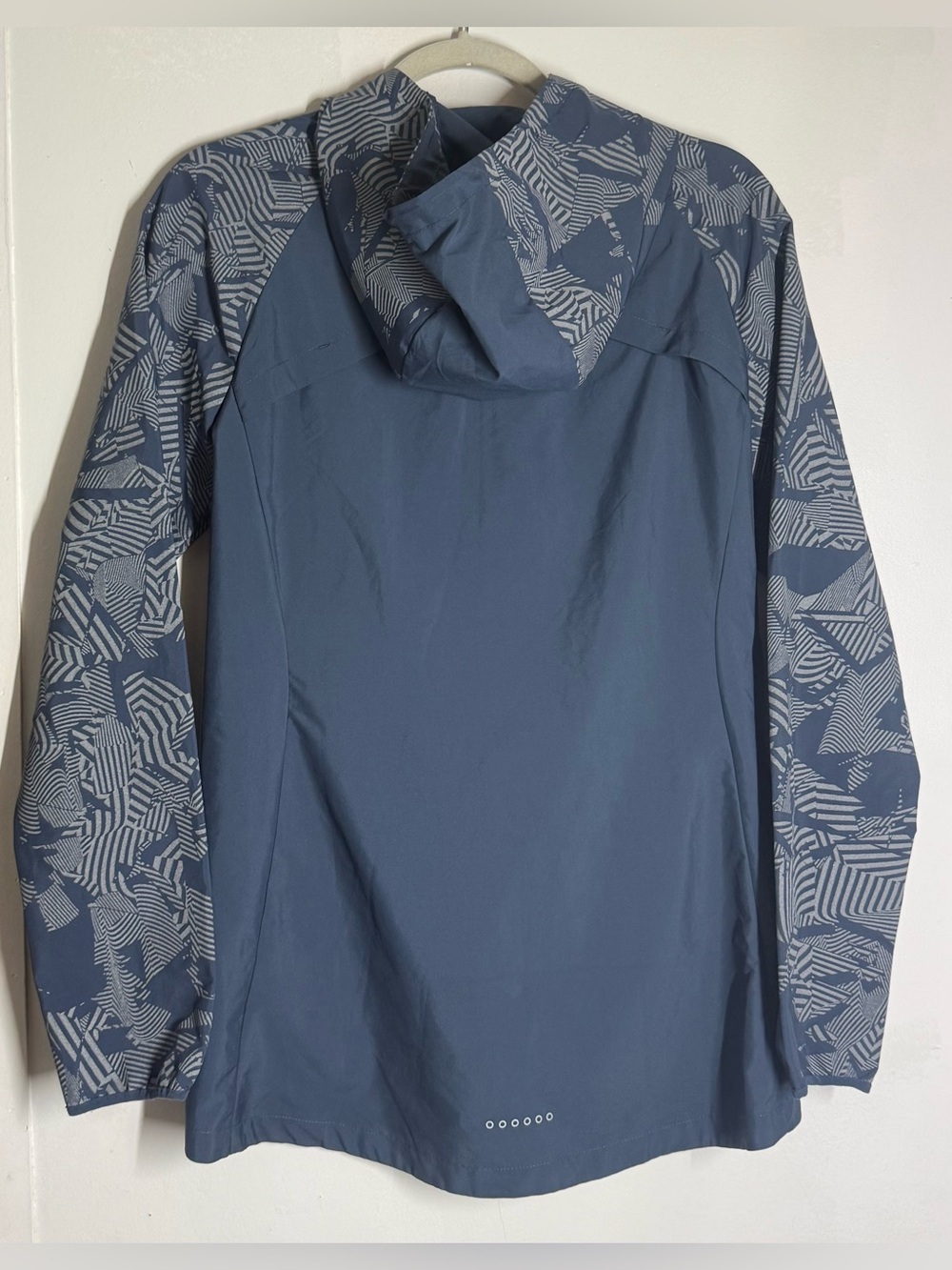 Nike Women's ESSENTIALS Flash
REFLECTIVE RUNNING JACKET - Picture 5 of 9